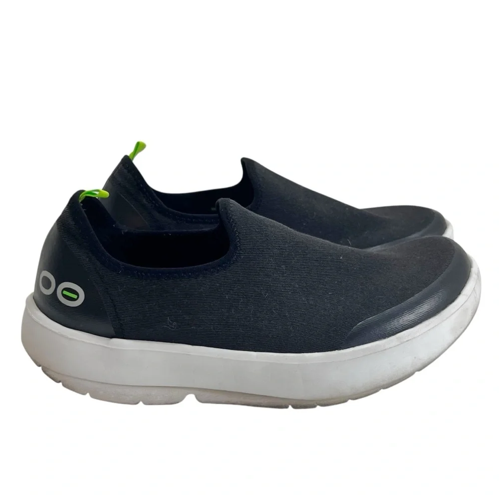 OOFOS OOmg eeZee Low Shoe in Black/White